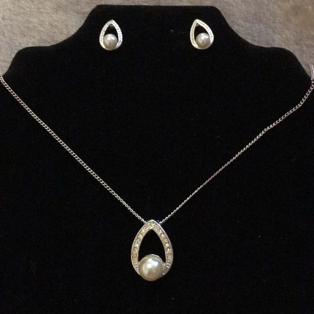 Avon Melissa Necklace and Earring Set